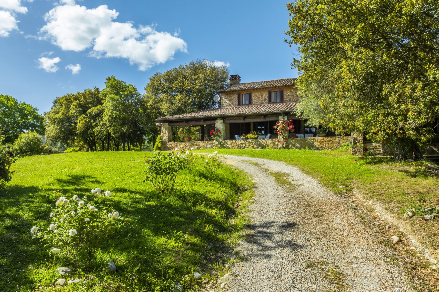 Casale in pietra nel giardino della Tenuta